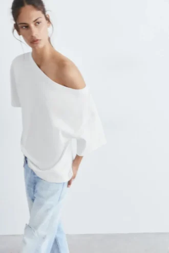 Ασύμμετρο T-shirt με κοντά μανίκια σε σορτς μήκος