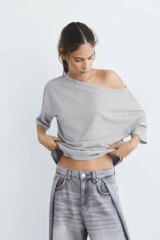Ασύμμετρο T-shirt με κοντά μανίκια σε σορτς μήκος