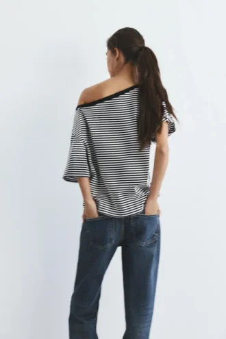 Ασύμμετρο T-shirt με κοντά μανίκια σε σορτς μήκος