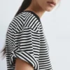 Ασύμμετρο T-shirt με κοντά μανίκια σε σορτς μήκος Ασύμμετρο T-shirt με κοντά μανίκια σε σορτς μήκος