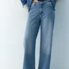 Baggy τζιν με ίσια γραμμή και στρας Baggy τζιν με ίσια γραμμή και στρας