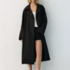 Ελαφρύ παλτό τύπου Καμπαρντίνες σε oversize μέγεθος Ελαφρύ παλτό τύπου Καμπαρντίνες σε oversize μέγεθος