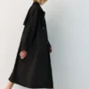 Ελαφρύ παλτό τύπου Καμπαρντίνες σε oversize μέγεθος Ελαφρύ παλτό τύπου Καμπαρντίνες σε oversize μέγεθος