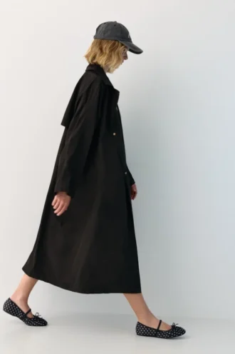 Ελαφρύ παλτό τύπου Καμπαρντίνες σε oversize μέγεθος