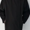 Ελαφρύ παλτό τύπου Καμπαρντίνες σε oversize μέγεθος Ελαφρύ παλτό τύπου Καμπαρντίνες σε oversize μέγεθος