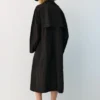 Ελαφρύ παλτό τύπου Καμπαρντίνες σε oversize μέγεθος Ελαφρύ παλτό τύπου Καμπαρντίνες σε oversize μέγεθος