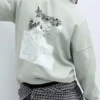 Φούτερ με κουκούλα και γραφικά σε oversize μέγεθος Φούτερ με κουκούλα και γραφικά σε oversize μέγεθος