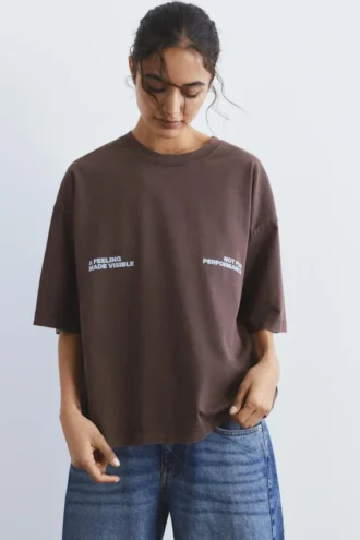 Καφέ σορτς T-shirt με σλόγκαν