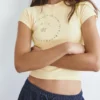 Κίτρινο T-shirt με τρουκς Κίτρινο T-shirt με τρουκς