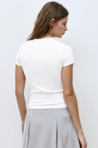 Κοντοσορτς T-shirt με εφαρμοστή γραμμή