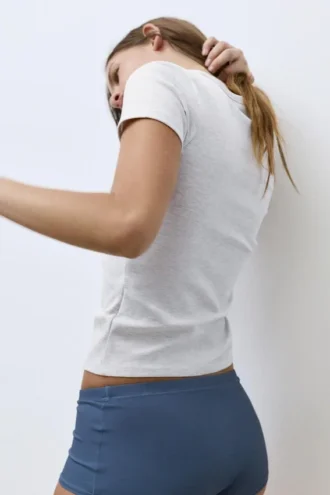 Κοντοσορτς T-shirt με εφαρμοστή γραμμή
