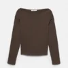 Μακρυμάνικο T-shirt με λαιμόκοψη τύπου boatneck Μακρυμάνικο T-shirt με λαιμόκοψη τύπου boatneck