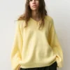 Πουλόβερ με ασύμμετρο στρίφωμα σε oversize γραμμή Πουλόβερ με ασύμμετρο στρίφωμα σε oversize γραμμή