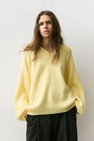 Πουλόβερ με ασύμμετρο στρίφωμα σε oversize γραμμή