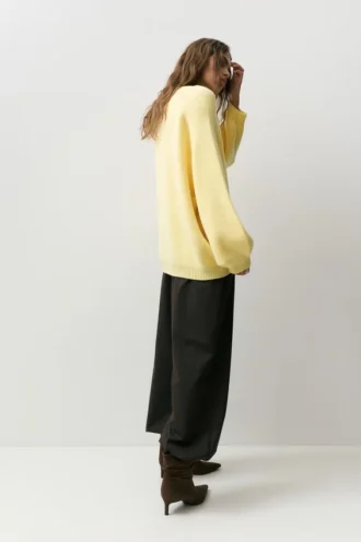 Πουλόβερ με ασύμμετρο στρίφωμα σε oversize γραμμή