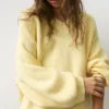 Πουλόβερ με ασύμμετρο στρίφωμα σε oversize γραμμή Πουλόβερ με ασύμμετρο στρίφωμα σε oversize γραμμή
