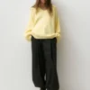 Πουλόβερ με ασύμμετρο στρίφωμα σε oversize γραμμή Πουλόβερ με ασύμμετρο στρίφωμα σε oversize γραμμή