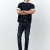 Σκισμένα σφιχτά τζιν Σκισμένα σφιχτά τζιν