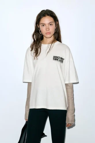 T-shirt με διπλά μανίκια και σλόγκαν
