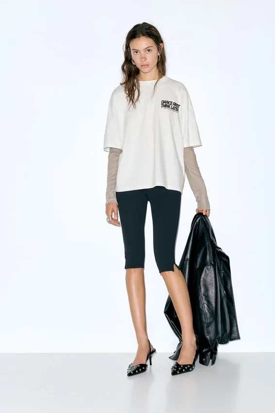 T-shirt με διπλά μανίκια και σλόγκαν T-shirt με διπλά μανίκια και σλόγκαν