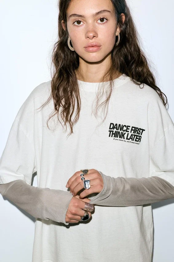 T-shirt με διπλά μανίκια και σλόγκαν T-shirt με διπλά μανίκια και σλόγκαν