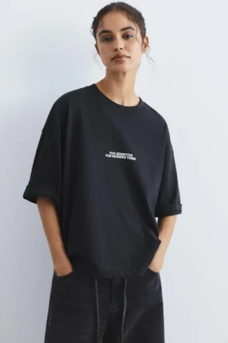 T-shirt με κεντημένο σλόγκαν