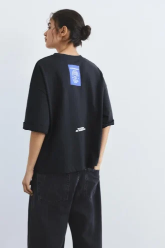 T-shirt με κεντημένο σλόγκαν