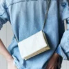 Τσάντα crossbody με ραφές