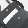 Τσάντα με διακοσμητικά στοιχεία και λουράκι για το χέρι Τσάντα με διακοσμητικά στοιχεία και λουράκι για το χέρι