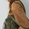 Τσάντα ώμου με αγκράφες